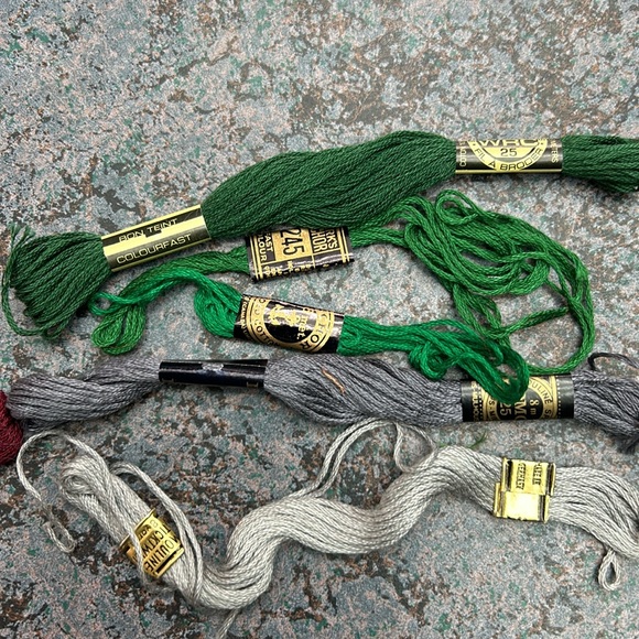 Embroidery Floss Lot with Cross Stitch Fabric - Picture 13 of 13